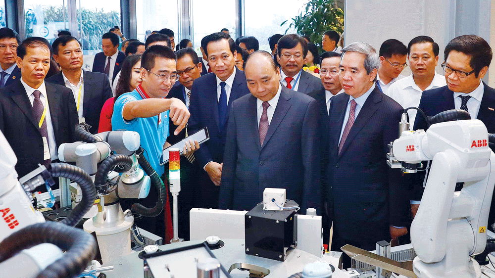 Thủ tướng Nguyễn Xuân Phúc tham quan các gian hàng triển lãm tại Diễn đàn Quốc gia nâng tầm kỹ năng lao động Việt Nam. Ảnh: TTXVN