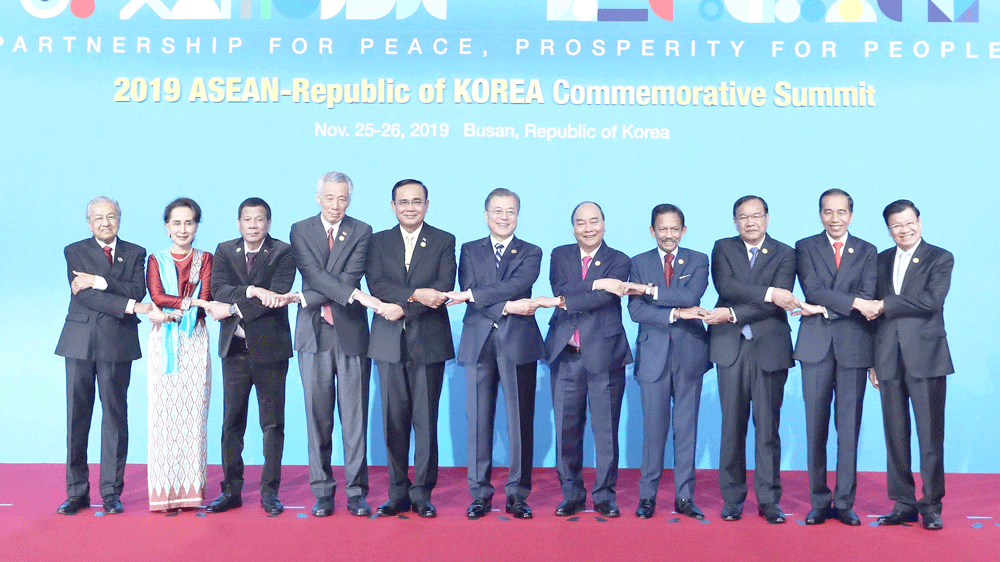 Thủ tướng Nguyễn Xuân Phúc, Tổng thống Hàn Quốc Moon Jae-in và các trưởng đoàn tham dự hội nghị. Ảnh: TTXVN