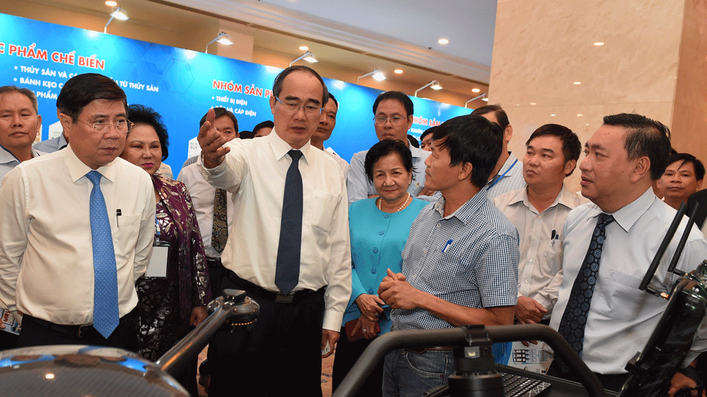 Bí thư Thành ủy TPHCM Nguyễn Thiện Nhân và Chủ tịch UBND TPHCM Nguyễn Thành Phong xem triển lãm các sản phẩm công nghiệp TPHCM tại hội thảo. Ảnh: Việt Dũng