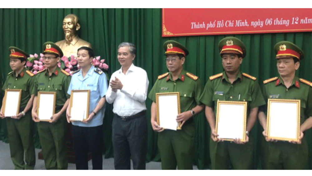 Phó Chủ tịch UBND TPHCM Ngô Minh Châu khen thưởng các đơn vị tham gia phá án