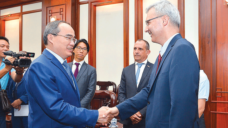 Bí thư Thành ủy TPHCM Nguyễn Thiện Nhân tiếp tân Đại sứ Pháp tại Việt Nam Nicolas Warnery. Ảnh: VIỆT DŨNG