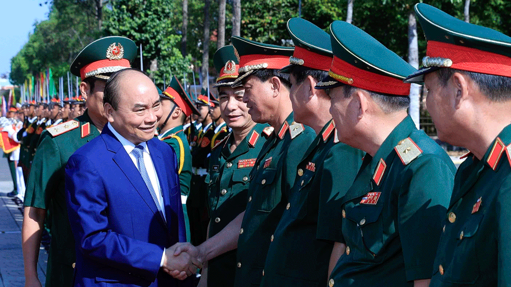 Thủ tướng Nguyễn Xuân Phúc thăm, kiểm tra công tác sẵn sàng chiến đấu, trực tết tại Bộ Tư lệnh Quân khu 9. Ảnh: TTXVN