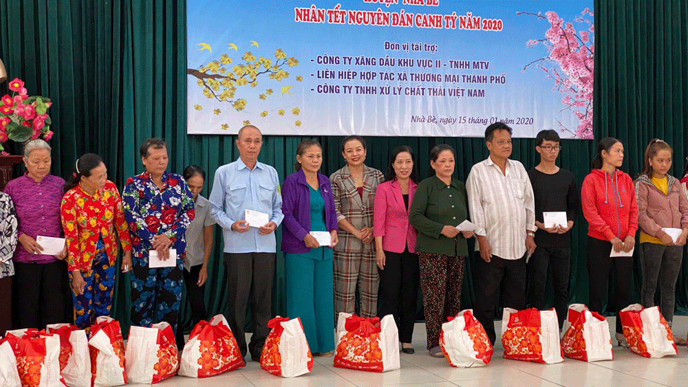 Người dân nhận quà Tết