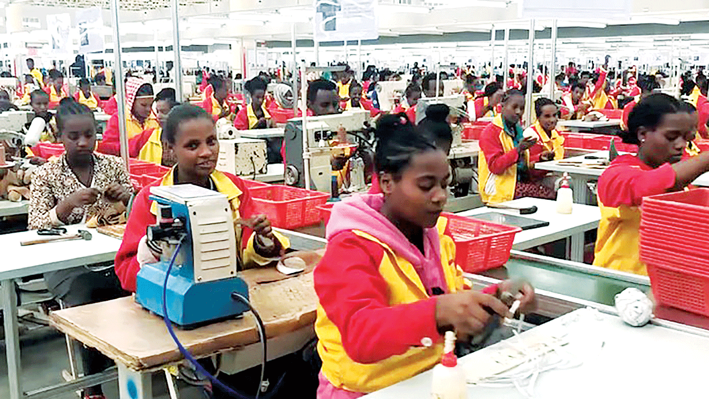 Công nhân làm việc tại Công ty giày quốc tế Huajian, thủ đô Addis Ababa của Ethiopia. Ảnh: CNN