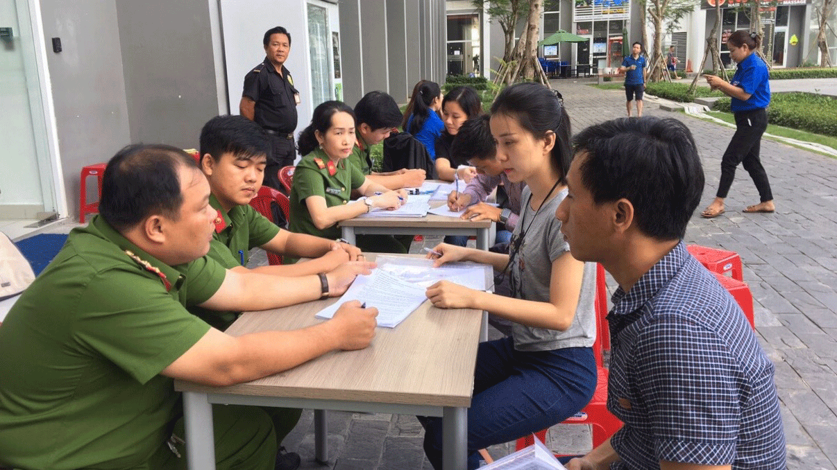 Công an phường Cát Lái đến chung cư Citihome cấp sổ tạm trú - một hoạt động cụ thể của quá trình thành lập chi bộ tại chung cư. Ảnh: BÌNH NGUYỄN