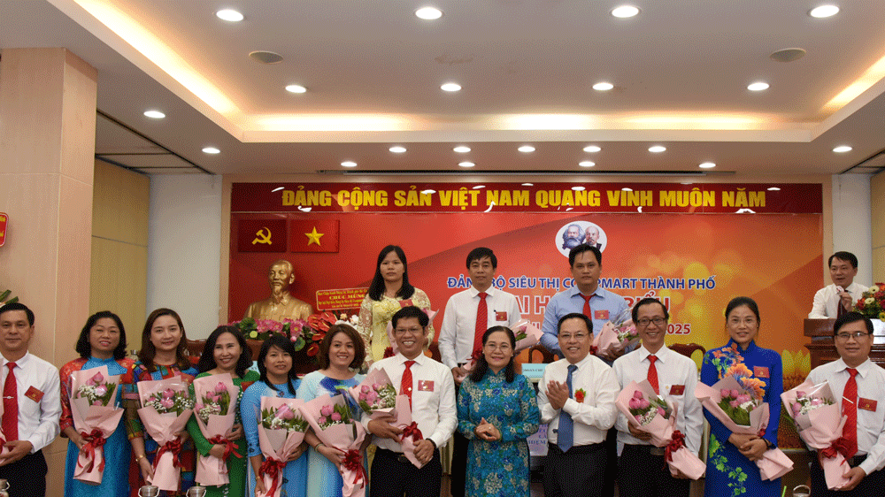Phó Bí thư Thành ủy, Chủ tịch HĐND TPHCM Nguyễn Thị Lệ chúc mừng thành công Đại hội đại biểu Đảng bộ Siêu thị Co.opmart TPHCM lần thứ II, nhiệm kỳ 2020-2025. Ảnh: XUÂN PHƯƠNG
