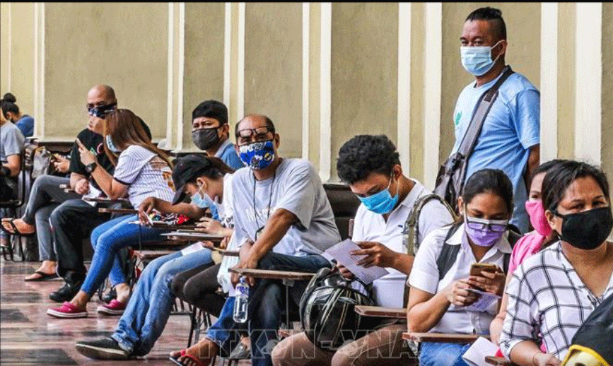 Người dân đeo khẩu trang phòng dịch Covid tại Bưu điện Manila, Philippines. Ảnh: AFP/TTXVN