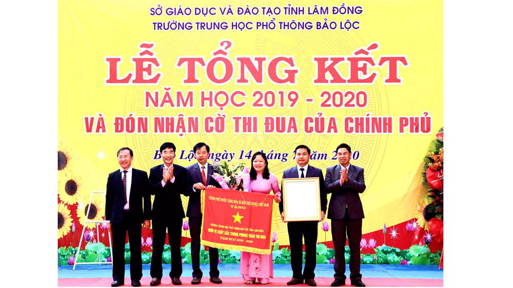 Trường THPT Bảo Lộc đón nhận cờ thi đua của Chính phủ ảnh 1 Trường THPT Bảo Lộc đón nhận cờ thi đua của Chính phủ ảnh 1