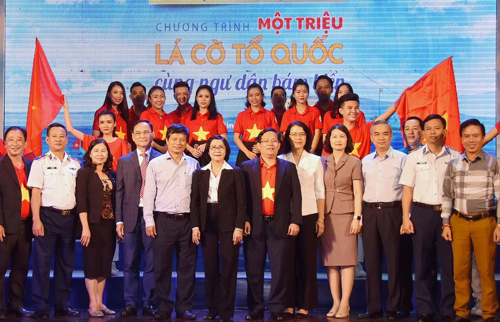 Agribank đồng hành cùng chương trình “Một triệu lá cờ Tổ quốc cùng ngư dân bám biển” ảnh 2 Agribank đồng hành cùng chương trình “Một triệu lá cờ Tổ quốc cùng ngư dân bám biển” ảnh 2