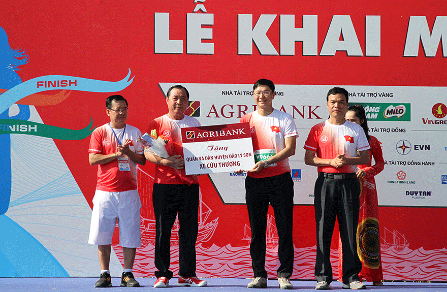 Agribank đồng hành cùng chương trình “Một triệu lá cờ Tổ quốc cùng ngư dân bám biển” ảnh 4 Agribank đồng hành cùng chương trình “Một triệu lá cờ Tổ quốc cùng ngư dân bám biển” ảnh 4