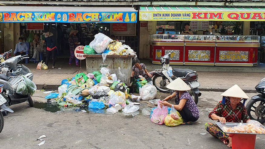 Khó dẹp buôn bán tự phát quanh chợ Hòa Bình