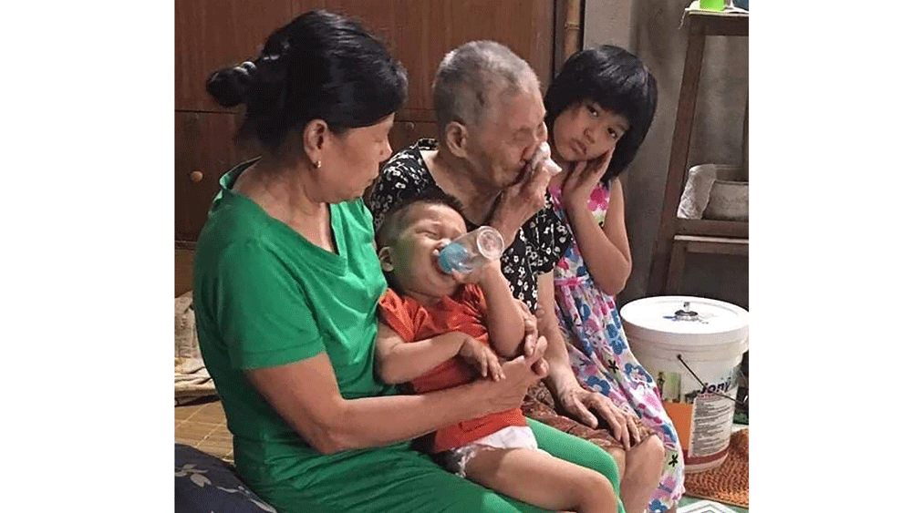 Bà Tuyết với mẹ già và 2 cháu nhỏ