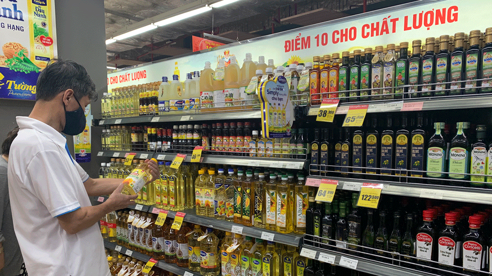 Người tiêu dùng lựa chọn sản phẩm dầu ăn tại hệ thống siêu thị Co.opmart