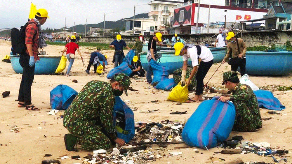 Các tình nguyện viên cùng thu gom rác ở làng chài Phước Hải