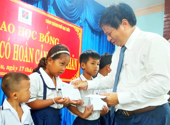 Tặng 100 học bổng cho học sinh nghèo tỉnh Bạc Liêu ảnh 1 Tặng 100 học bổng cho học sinh nghèo tỉnh Bạc Liêu ảnh 1