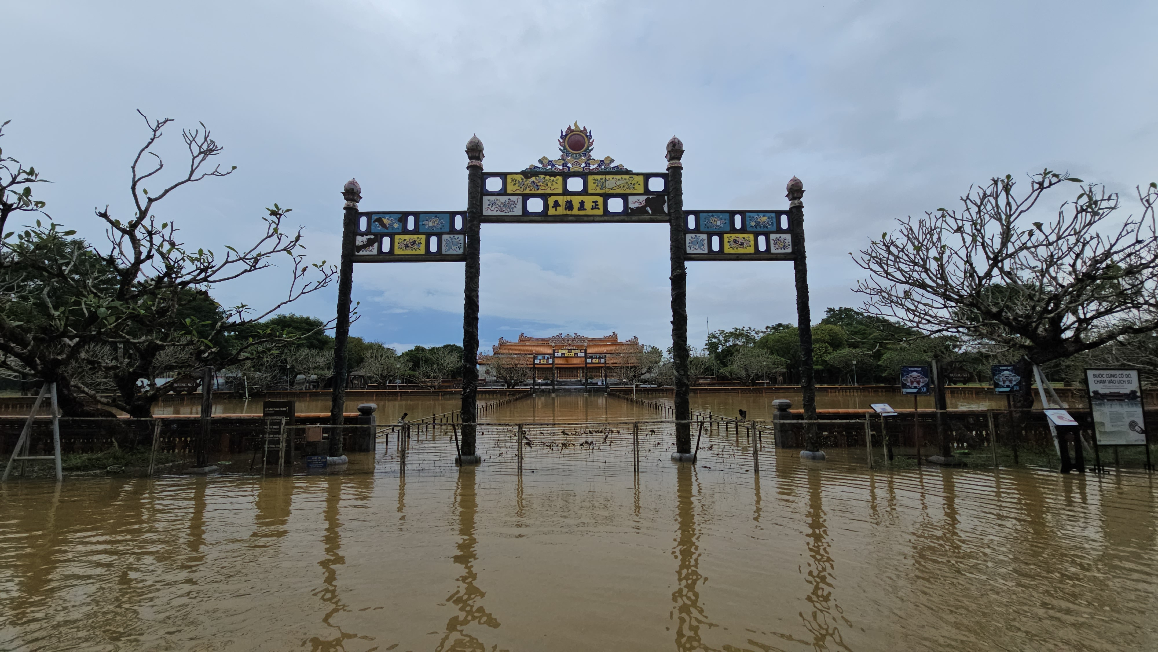 Khu vực trước điện Thái Hòa, chiều 30-10