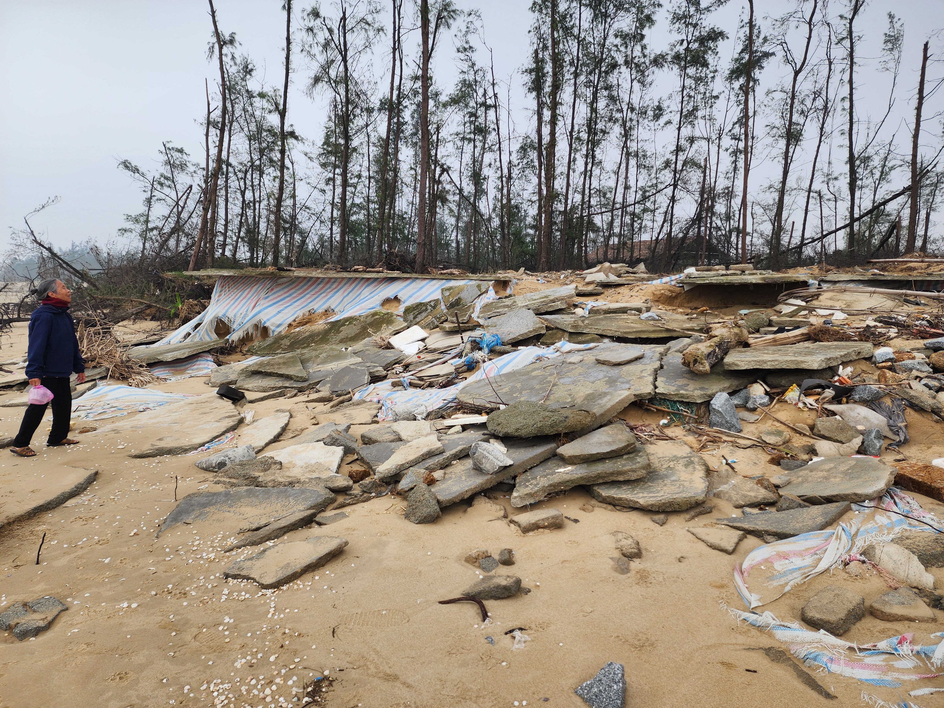Hàng loạt mảng bê tông, gạch đá dọc bờ biển xã Đồng Tiến bị bão làm đổ sập, tan hoang 