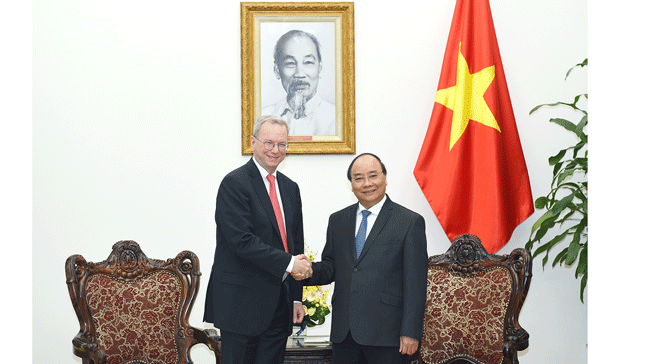 Thủ tướng Nguyễn Xuân Phúc tiếp ông Eric Schmidt, Chủ tịch điều hành Tập đoàn Alphabet (công ty mẹ của Google). Ảnh: VGP