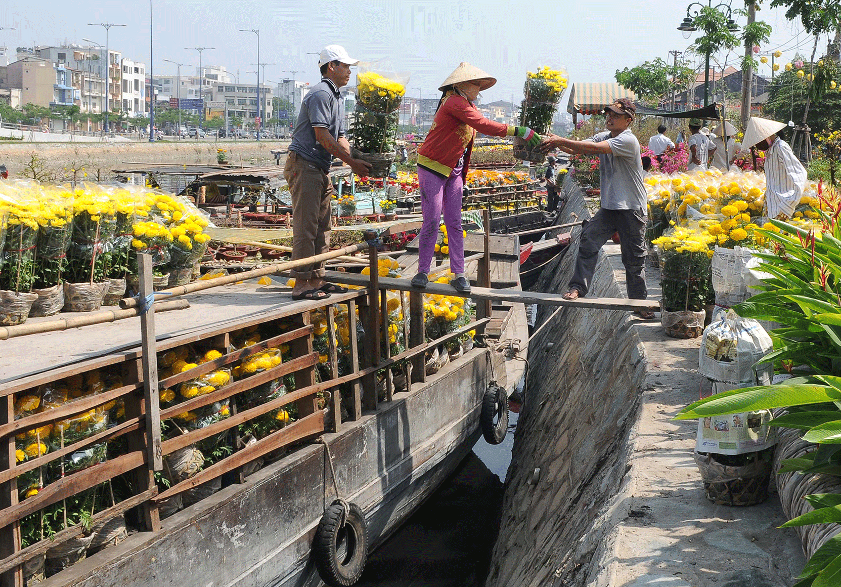 Hoạt động các chợ hoa tết phải đảm bảo không để xảy ra ách tắc giao thông. Ảnh: ĐỨC THIỆN