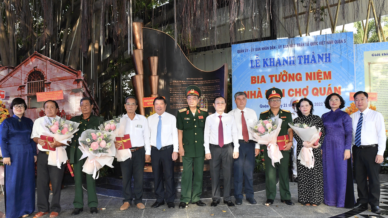 Phó Bí thư Thành ủy TPHCM Nguyễn Văn Hiếu cùng các đại biểu tại Lễ khánh thành Bia tưởng niệm Nhà đèn Chợ Quán. Ảnh: VIỆT DŨNG