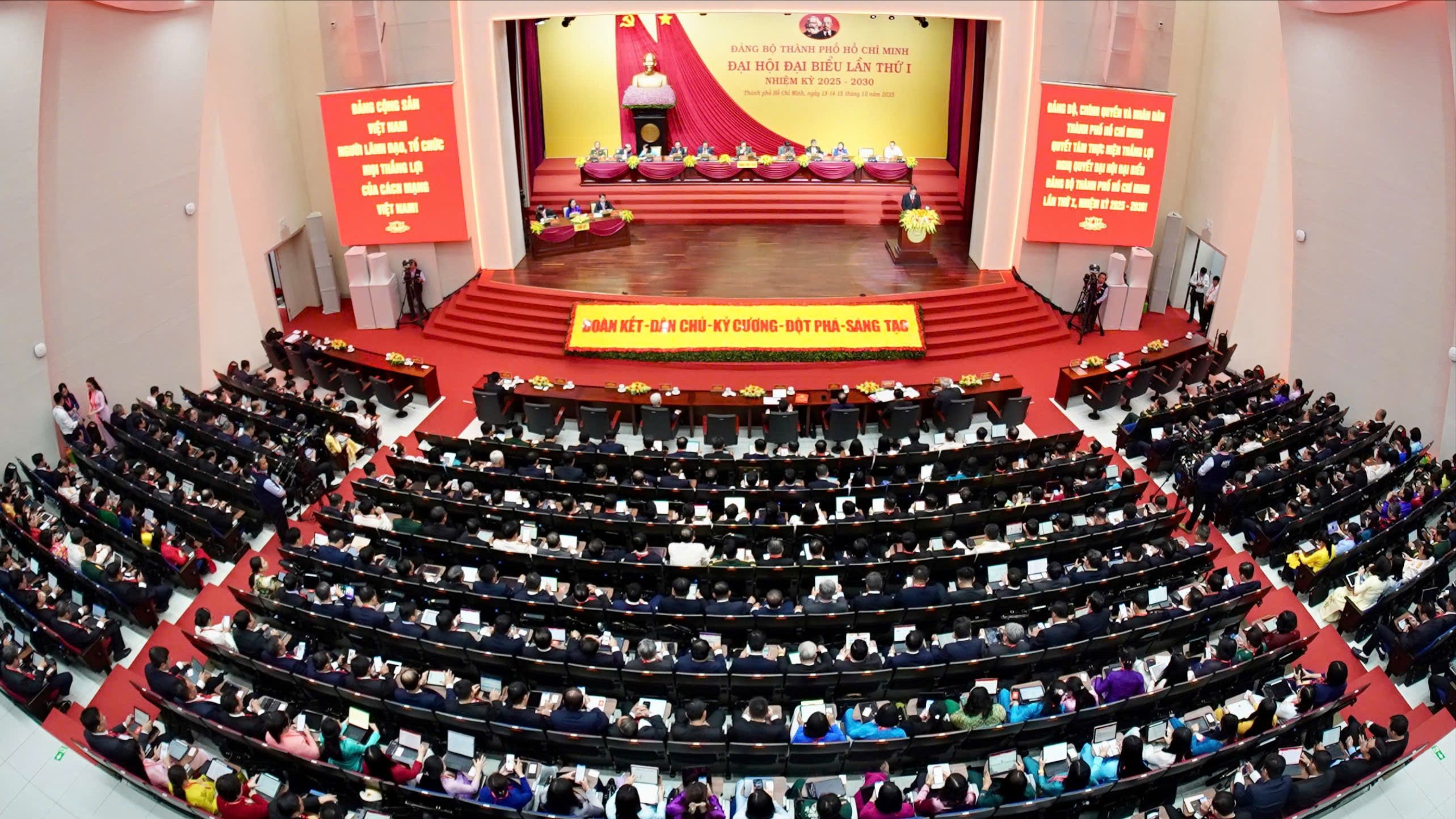 Quang cảnh đại hội