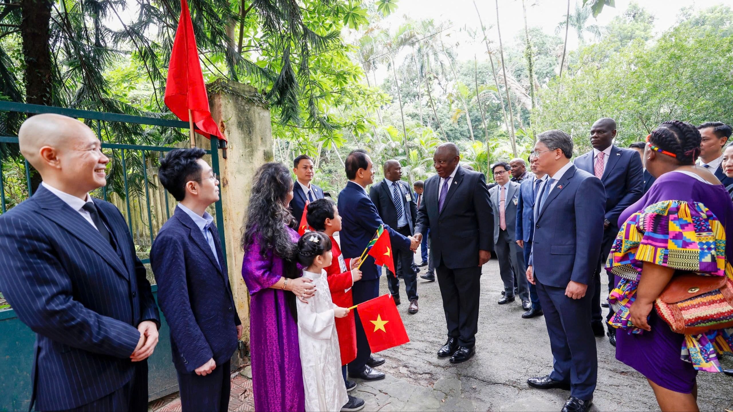 Tổng thống Nam Phi Matamela Cyril Ramaphosa đến thăm gia đình Đại tướng Võ Nguyên Giáp. Ảnh: VIẾT CHUNG.