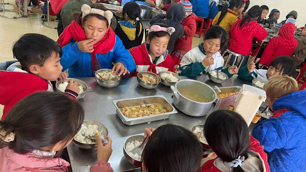 Vụ 11 học sinh tiểu học bán trú ăn sáng với 2 gói mỳ tôm: Công an vào cuộc, hiệu trưởng từ chức