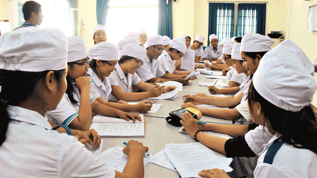 Chạy đua nâng cấp, thành lập trường đại học