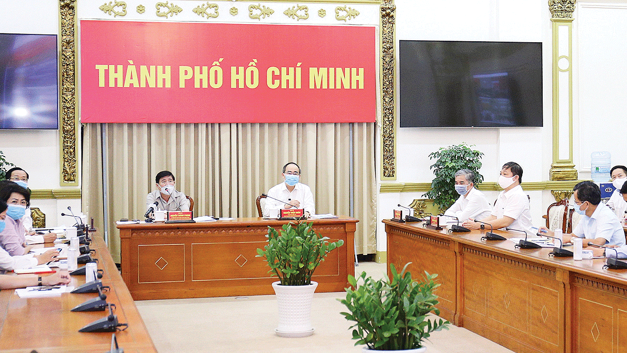 Bí thư Thành ủy TPHCM Nguyễn Thiện Nhân và Chủ tịch UBND TPHCM Nguyễn Thành Phong chủ trì buổi họp giao ban trực tuyến. Ảnh: HOÀNG HÙNG