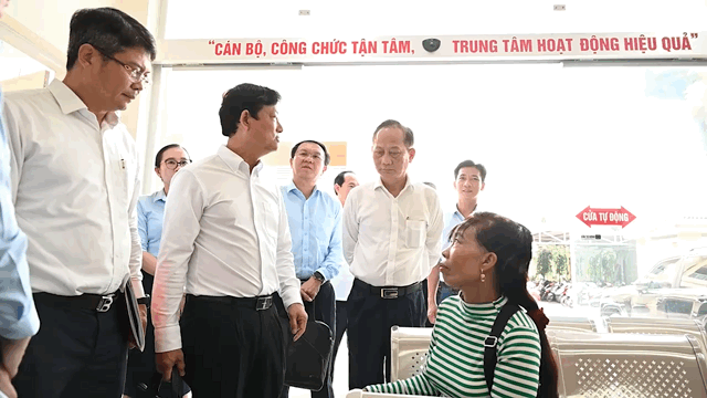Chủ tịch HĐND TPHCM Võ Văn Minh khảo sát Trung tâm Phục vụ hành chính công các xã