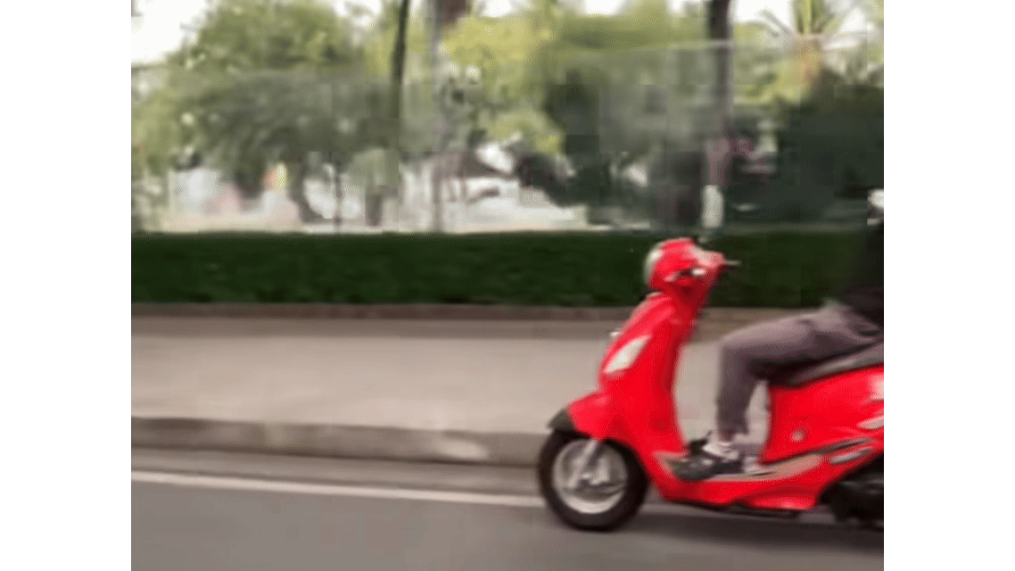 Xác minh clip người đàn ông chạy xe máy buông 2 tay trên đường