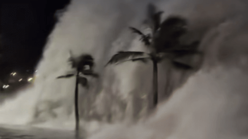 Sóng biển xô ngã người đi đường ở Nha Trang