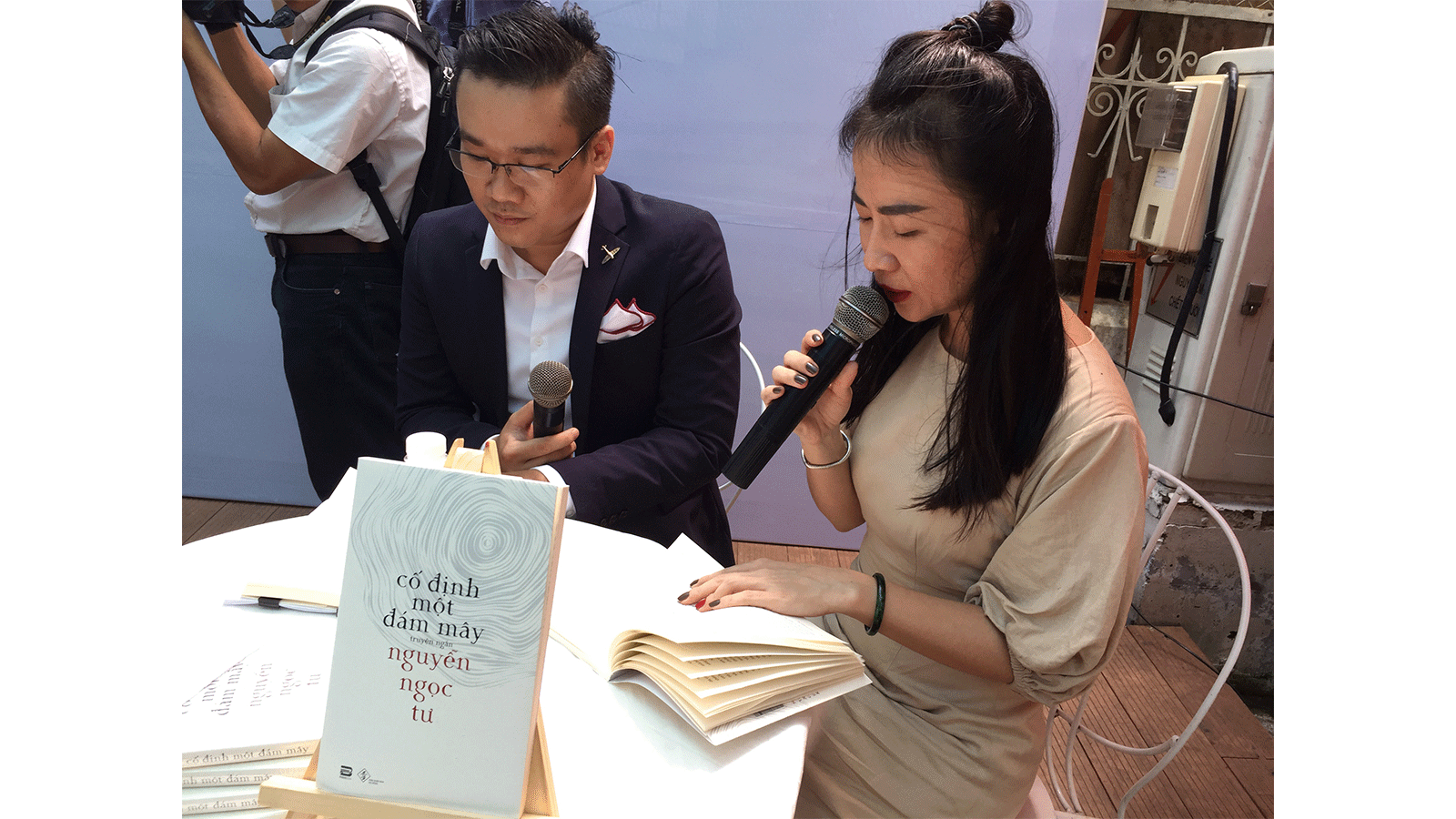 Bạn đọc xếp hàng dài chờ xin chữ ký của nhà văn Nguyễn Ngọc Tư ảnh 6