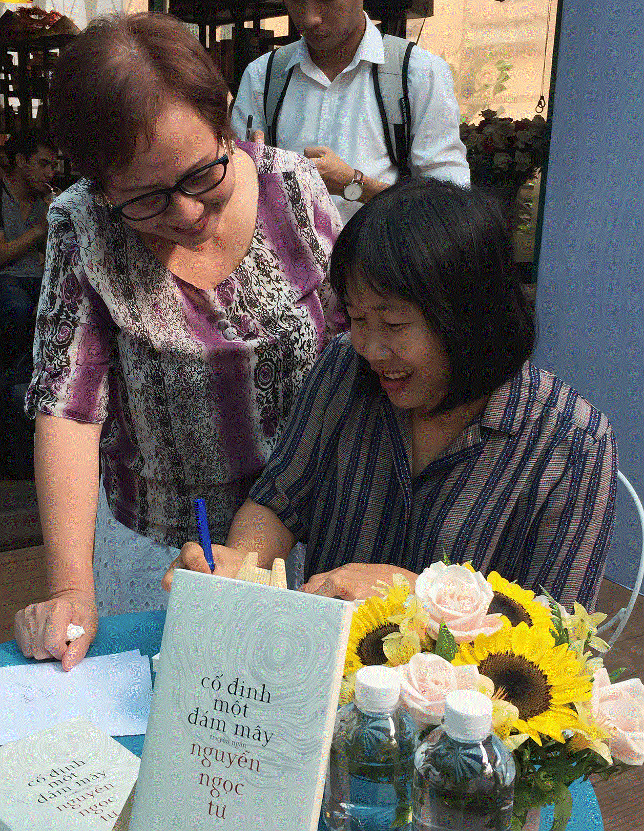 Bạn đọc xếp hàng dài chờ xin chữ ký của nhà văn Nguyễn Ngọc Tư ảnh 5