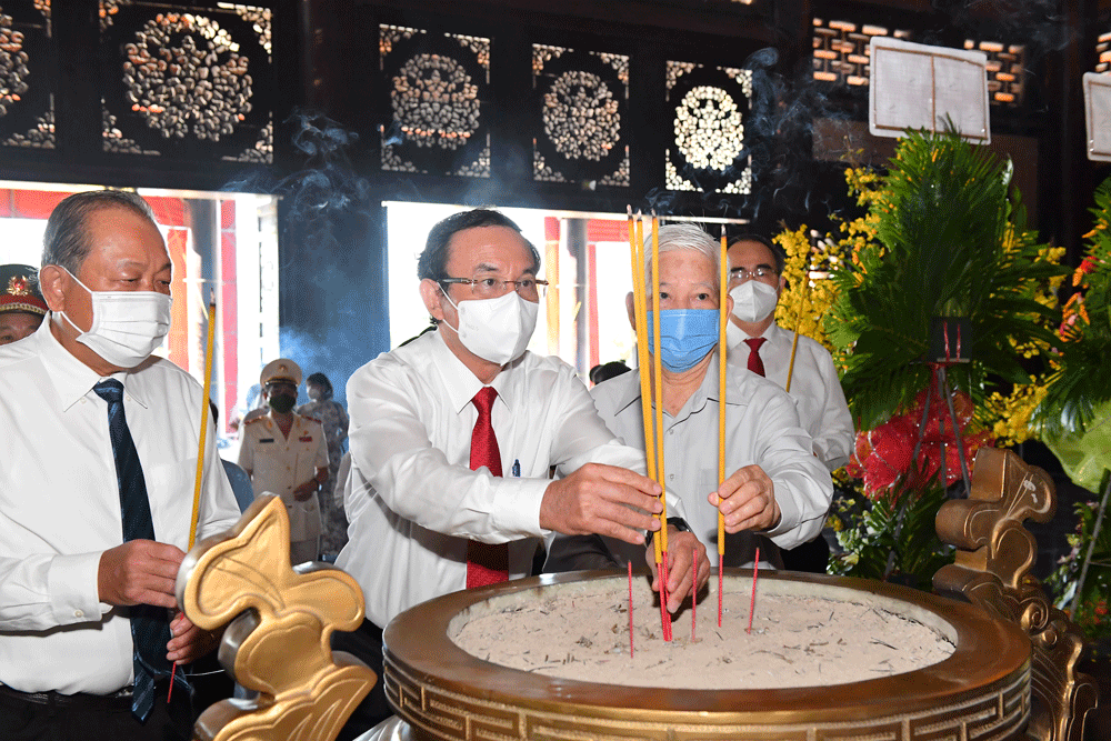 HCMC leaders pay tribute on traditional meeting of Saigon-Cho Lon-Gia Dinh ảnh 2 HCMC leaders pay tribute on traditional meeting of Saigon-Cho Lon-Gia Dinh ảnh 2