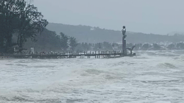 Tourists encounter difficulties as Southern provinces experience bad weather