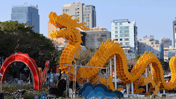 Marvel at dragon mascots heating up Da Nang