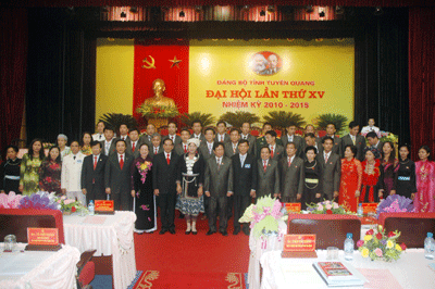 Party General Secretary Nong Duc Manh poses picture with delegates attending Tuyen Quang Party congress. Party General Secretary Nong Duc Manh poses picture with delegates attending Tuyen Quang Party congress.
