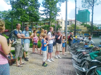 Foreign tourists on sight seeing tour in district 5 of HCMC (Photo: U. Phuong) Foreign tourists on sight seeing tour in district 5 of HCMC (Photo: U. Phuong)