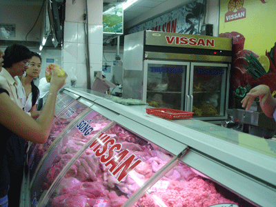 Safe pork available in large quatity at a supermarket (Photo: Anh Quan) Safe pork available in large quatity at a supermarket (Photo: Anh Quan)