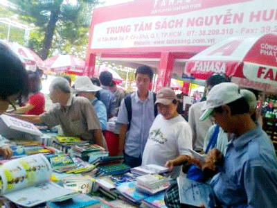 Book lovers at the 7th Ho Chi Minh City Book Fair (Photo: U. Phuong) Book lovers at the 7th Ho Chi Minh City Book Fair (Photo: U. Phuong)