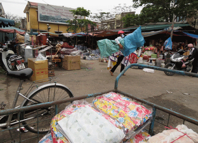 The outside of Dong Hoi Market littered with inflammable material (Photo: SGGP) The outside of Dong Hoi Market littered with inflammable material (Photo: SGGP)