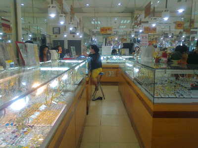 Many gold shops taking advantage of a crisis sale and are buying other brands at lower rates (Photo: U.Phuong) Many gold shops taking advantage of a crisis sale and are buying other brands at lower rates (Photo: U.Phuong)