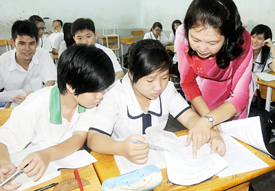 The filed photo showing twelfth-grade students of Nguyen An Ninh High School in District 10 receiving assistance in filling out registration forms for university entrance exams (Photo:SGGP) The filed photo showing twelfth-grade students of Nguyen An Ninh High School in District 10 receiving assistance in filling out registration forms for university entrance exams (Photo:SGGP)