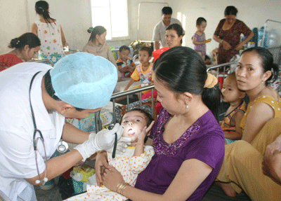 A medic at the Can Tho Children Hospital examining a child patient (Photo: SGGP) A medic at the Can Tho Children Hospital examining a child patient (Photo: SGGP)