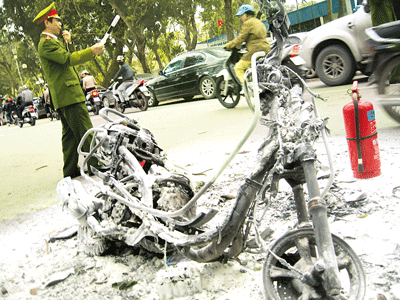 Completely charred remains of a motorbike (Photo by Q.Khanh) Completely charred remains of a motorbike (Photo by Q.Khanh)