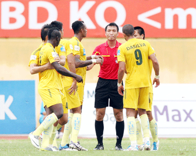 Tại anh? Tại ả?