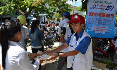 Member of the Red Cross in the central province of Thua Thien-Hue giving free meals to students (Photo: SGGP) Member of the Red Cross in the central province of Thua Thien-Hue giving free meals to students (Photo: SGGP)