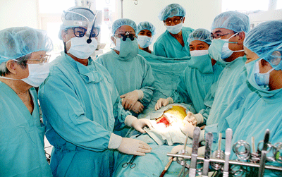 Doctors at the Central Hospital in Thua Thien-Hue Province conducting the kidney transplant operation (Photo: SGGP) Doctors at the Central Hospital in Thua Thien-Hue Province conducting the kidney transplant operation (Photo: SGGP)