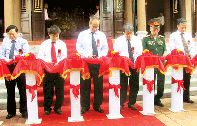 Deputy Prime Minister Nguyen Thien Nhan and other politicians at the ribbon-cutting ceremony of Truong Son-Ben Tat Martyrs Temple on July 25 (Photo: SGGP) Deputy Prime Minister Nguyen Thien Nhan and other politicians at the ribbon-cutting ceremony of Truong Son-Ben Tat Martyrs Temple on July 25 (Photo: SGGP)